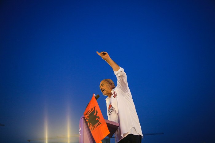 Албанският премиер Еди Рама е бил изхвърлен от самолет на